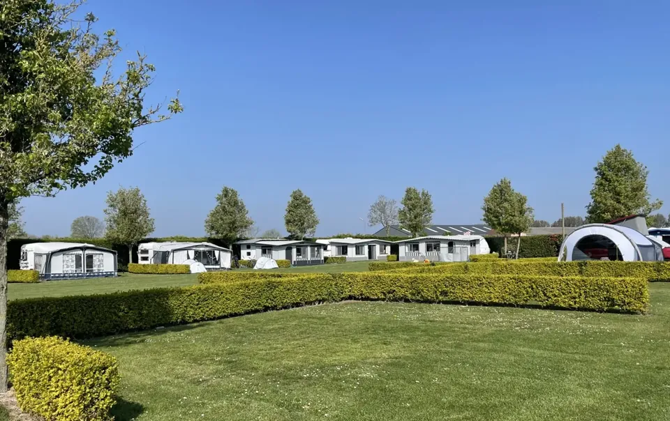 Kampeerveld en speeltuin van minicamping Het Platte Putje in Groede