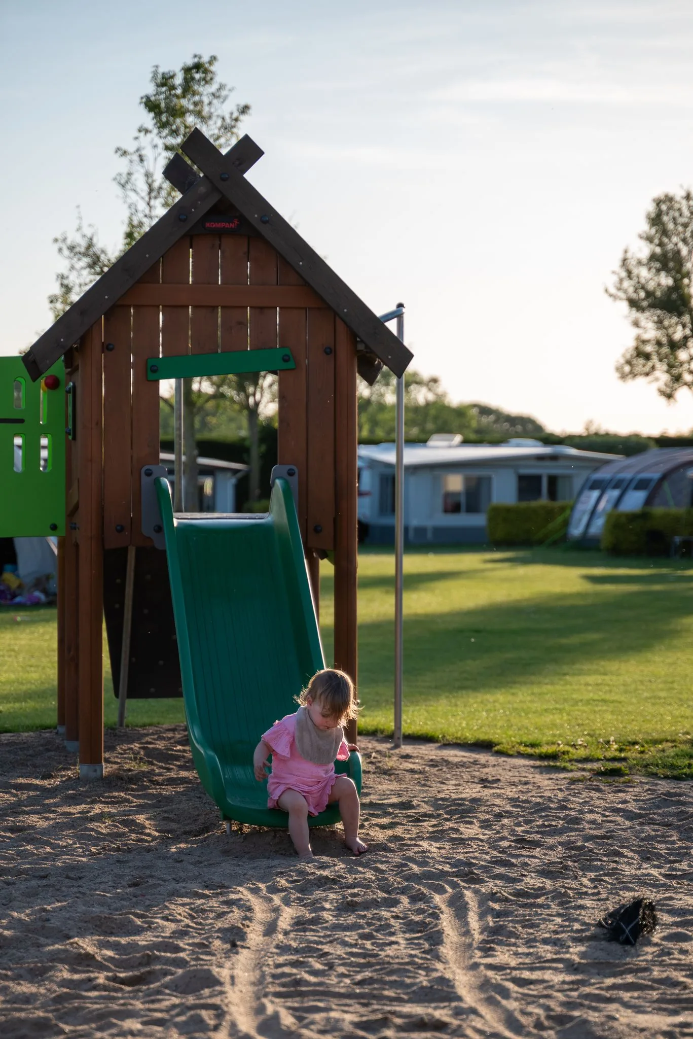 Kind op de glijbaan in de speeltuin van Het Platte Putje