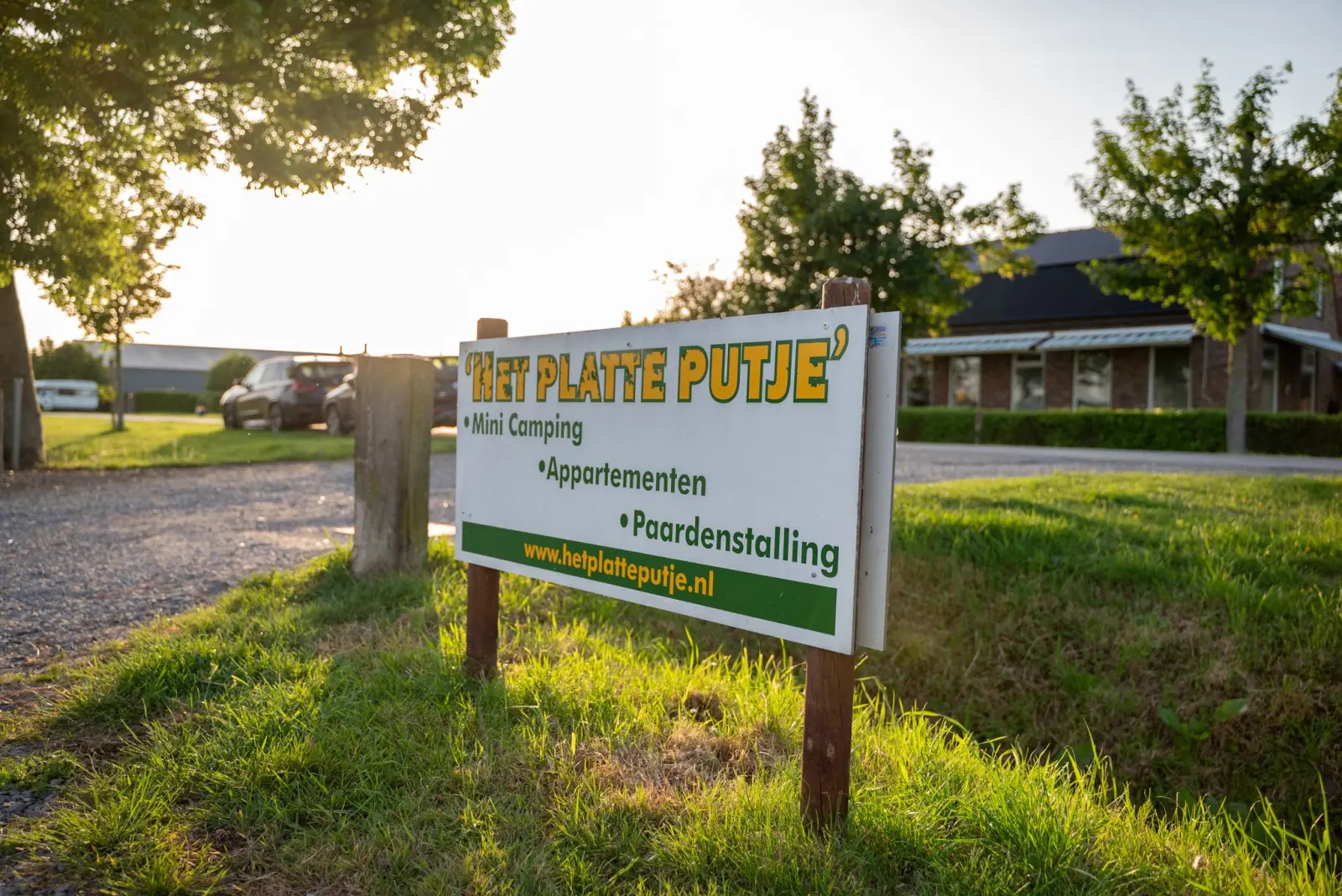 Welkomstbord van minicamping Het Platte Putje