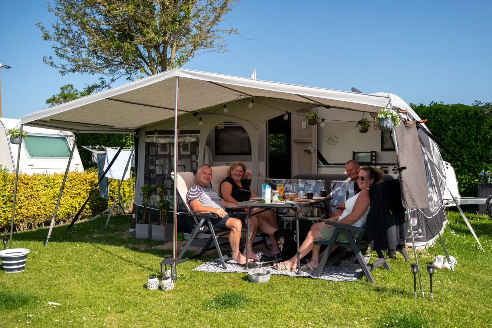 Gezellig samen onder de luifel bij de caravan — Het Platte Putje