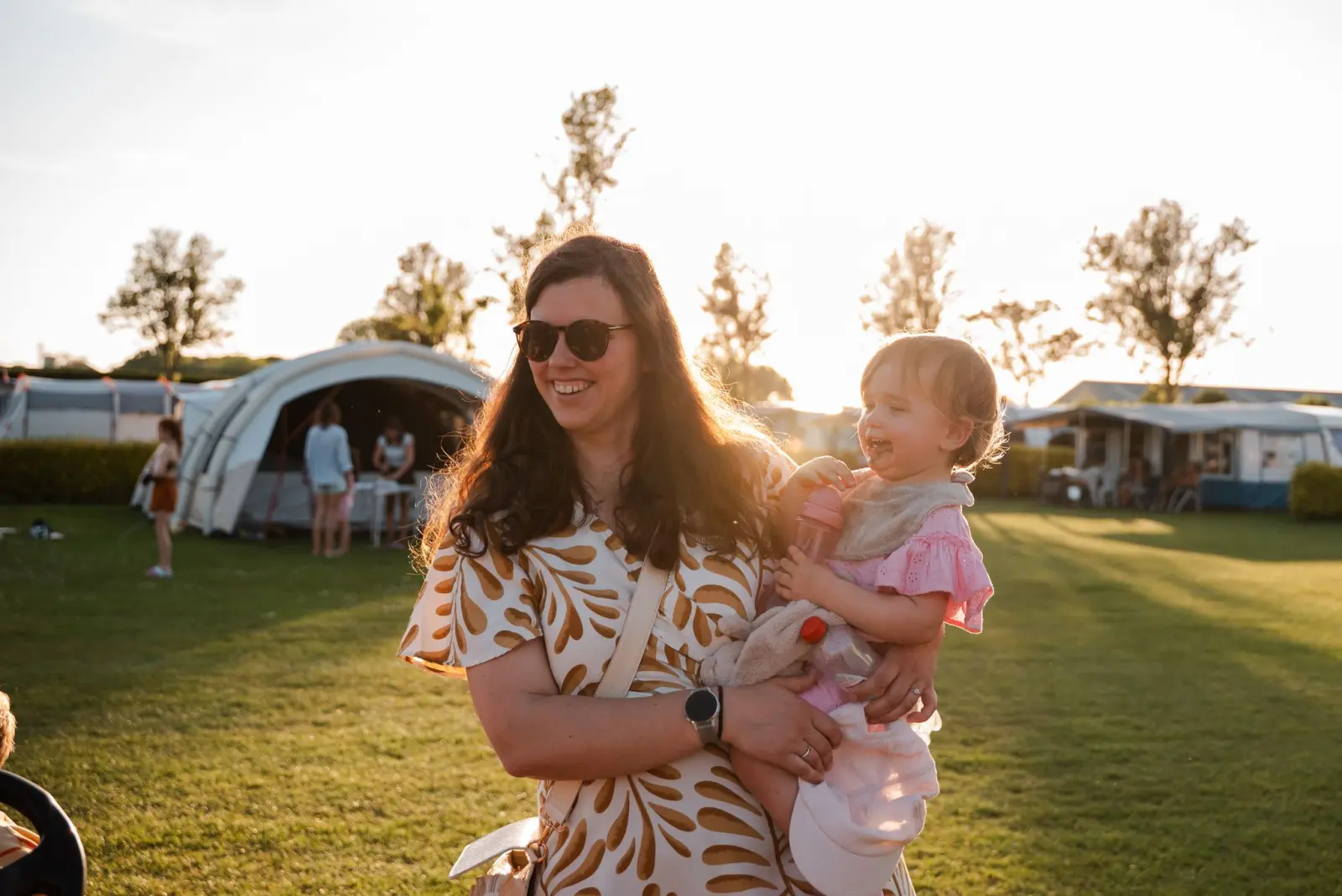Moeder met kind geniet van de avondzon op de camping — Het Platte Putje