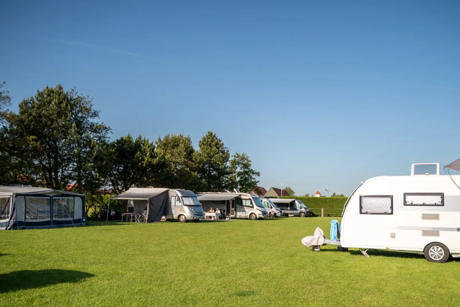 Campers en caravans op het ruime kampeerveld — Het Platte Putje