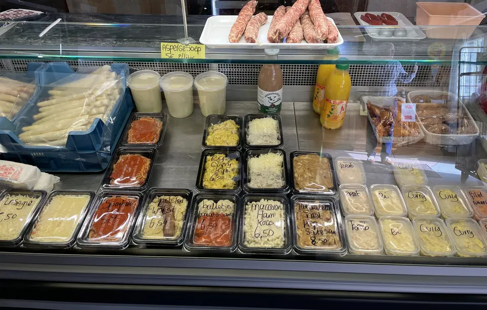 Koelvitrine met verse salades, asperges en afhaalmaaltijden bij De Groe'ne Poort